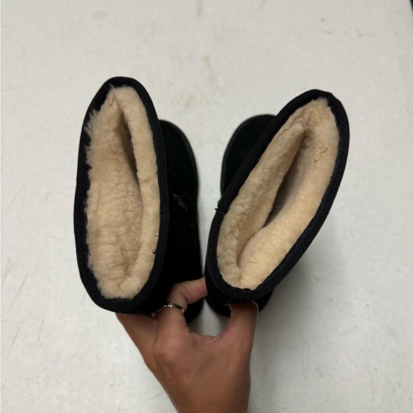 Black UGGS boots - Picture 6 of 8